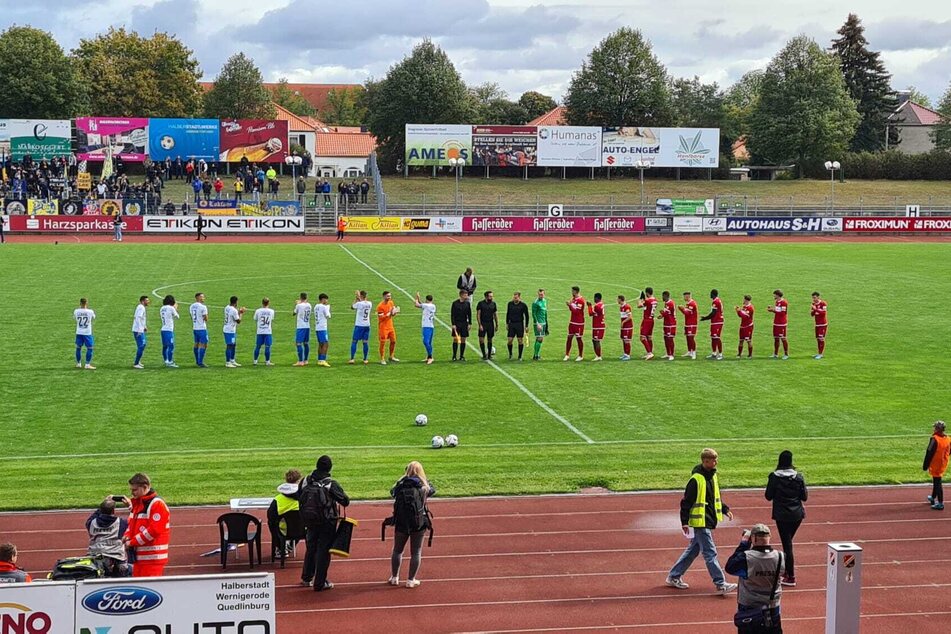 Lok Leipzig ging in den blau-weißen Trikots das Spiel an. Halberstadt agierte komplett in rot.