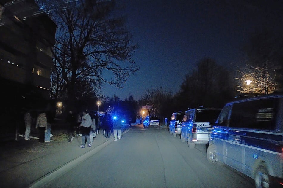 In Dresden-Gorbitz griff eine zehnköpfige Gruppe drei Männer gewaltsam an.
