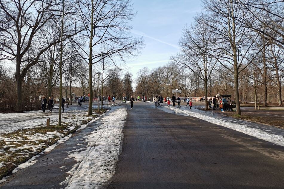 Das Frühlingswetter lockt zahlreiche Menschen in Leipzig an die frische Luft.