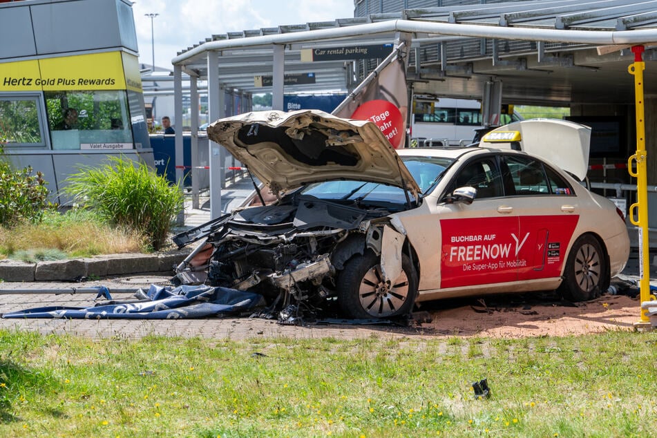Bei einem Taxi-Unfall am Hamburger Flughafen soll eine Person am heutigen Freitag verletzt worden sein.