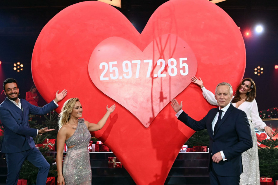 Moderator Johannes B. Kerner (55, 2.v.r.) und Sängerin Helene Fischer (36, 2.v.l.) präsentieren den Spendenendstand am roten Herz von 25 977 285 Euro bei der TV-Spendengala "Ein Herz für Kinder".