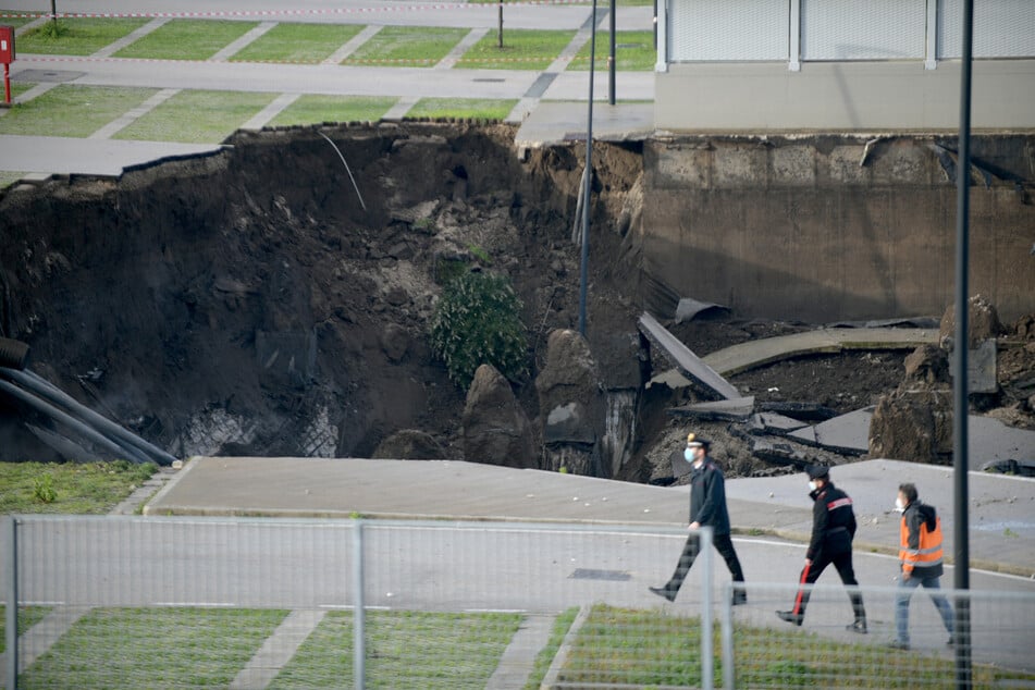 Ein 50-Meter-Sinkloch ist inmitten des Parkplatzes des Krankenhauses Ospedale del Mare in Ponticelli zu sehen.