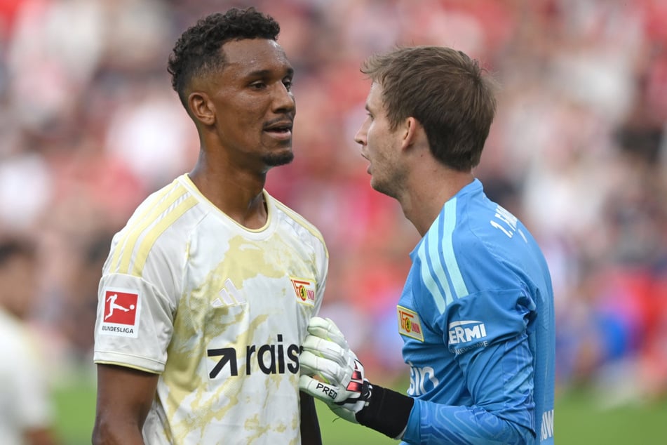 Felix Uduokhai (28) kriegt Unterstützung von Keeper Frederik Rönnow (34, r.).