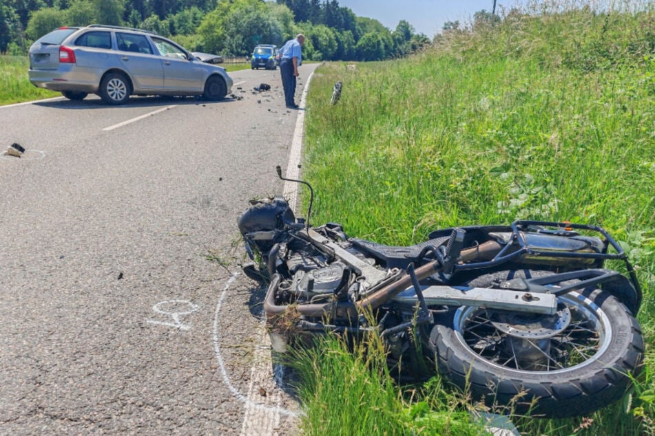 Der Motorradfahrer (†23) verletzte sich so schwer bei dem Unfall, dass er starb.