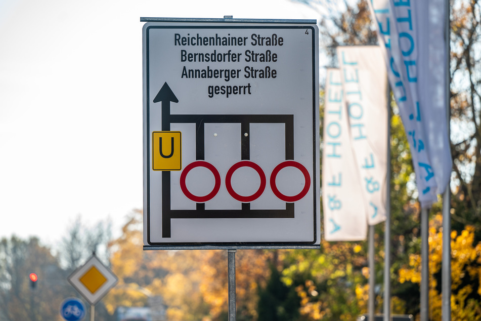 Ein Baustellen-Schild in Chemnitz trifft derzeit den Nerv der Autofahrer.
