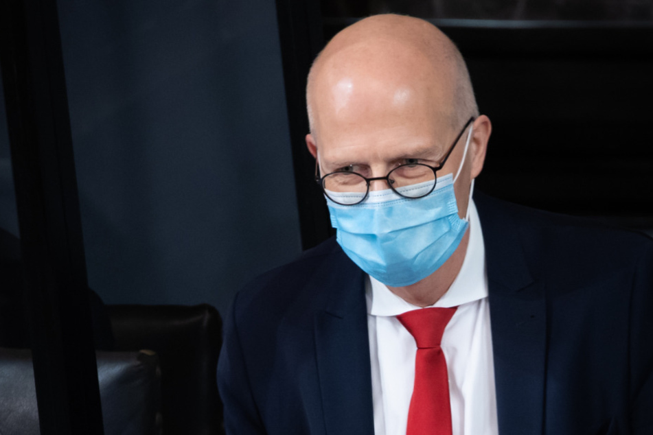 Peter Tschentscher (SPD) nimmt mit Mund-Nasen-Schutz an einer Sitzung der Hamburgischen Bürgerschaft im Großen Festsaal im Rathaus teil.