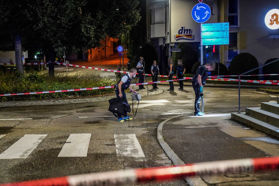 Die Polizei sichert am Tatort in Esslingen-Wäldenbronn Spuren.