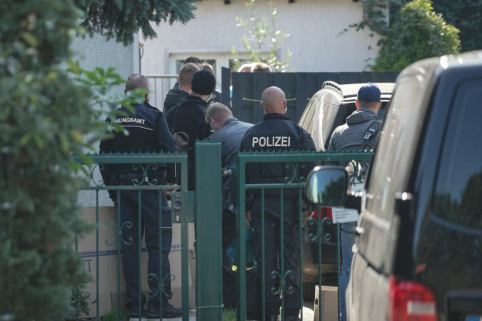Wegen Extremismusverdachts haben Polizeiermittler am Montag bei Neubrandenburg Wohn- und Büroräume eines 40-jährigen Mannes durchsucht.