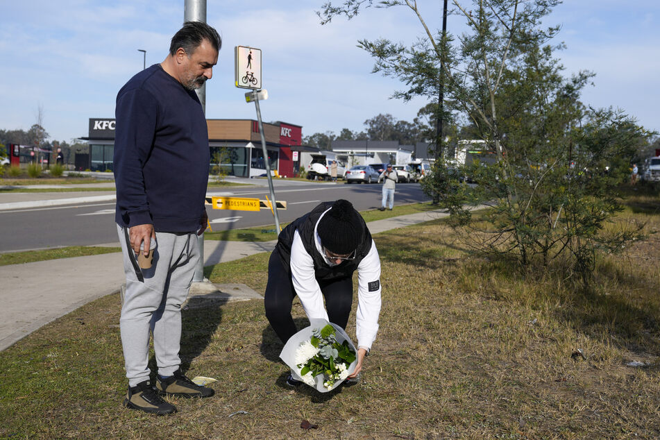Trauernde Menschen legten Blumen in Gedenken an die Opfer nieder.