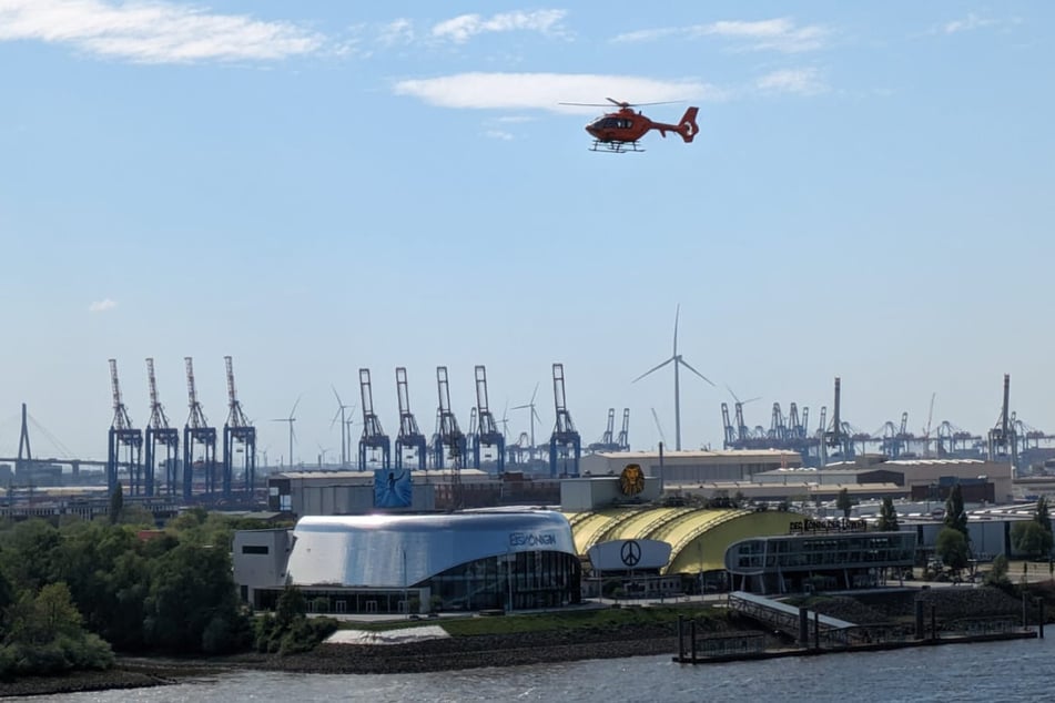 Über der Elbe kreiste am Donnerstagnachmittag auch ein Hubschrauber.