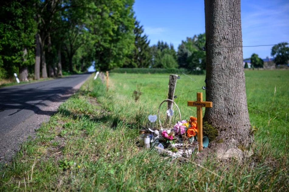 An der Unfallstelle stehen noch heute Kerzen und Blumen für Nancy S. (†42).