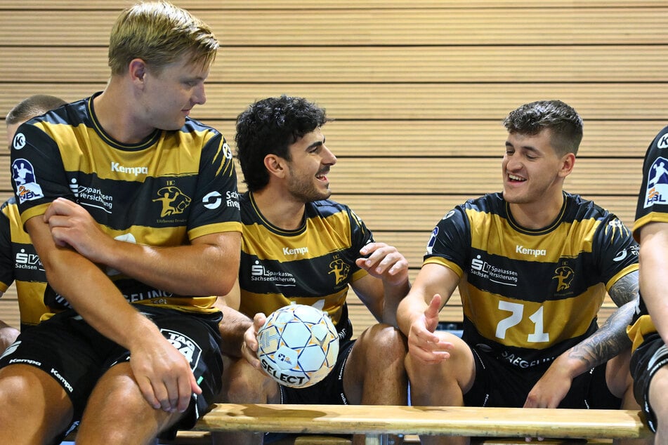 Auch der zweite Neuzugang Viktor Petersen Norberg (25, l.) ist direkt bestens bei seinen Kollegen Doruk Pehlivan (27, M.) und Oliver Seidler (26, r.) integriert.