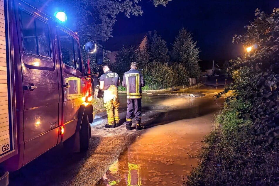 Am Abend war die Feuerwehr im Einsatz, um einen überfluteten Straßenabschnitt abzusichern.