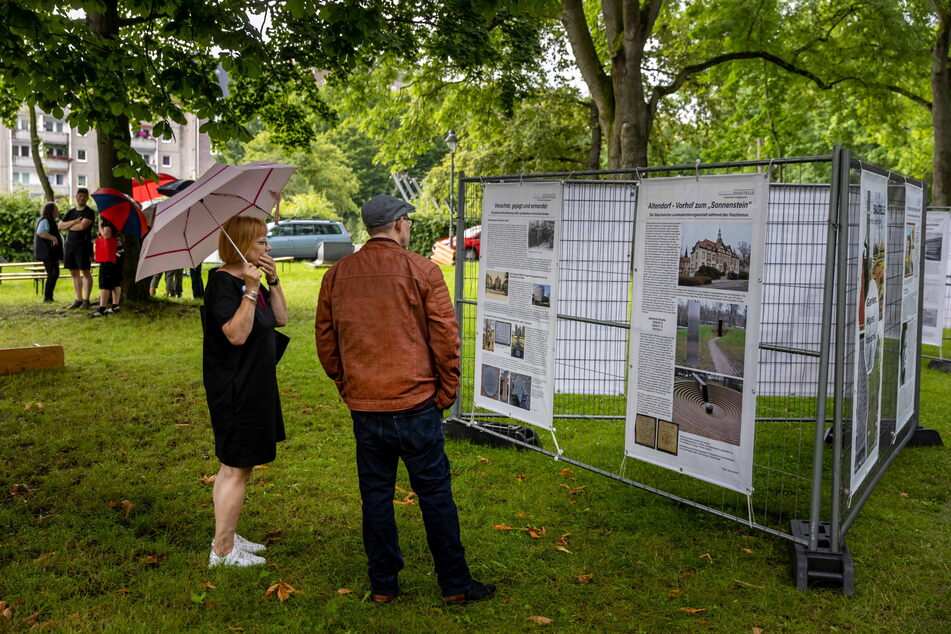 Beim "Festival gegen das Vergessen" im Park der Opfer des Faschismus erinnerten Ausstellungen an die Zeit des Nationalsozialismus.