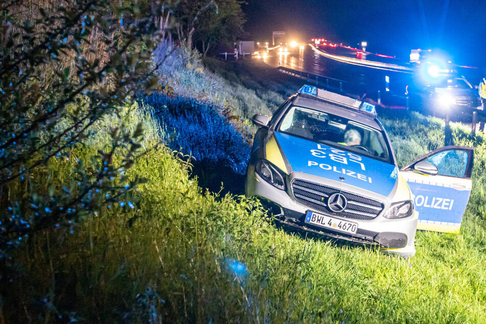 Unfall A8: Polizist verletzt: Streifenwagen landet im Straßengraben der A8