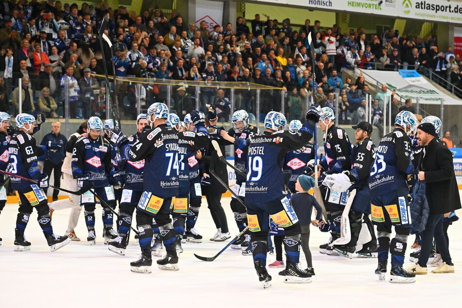 Sportlich machten die Dresdner Eislöwen den Aufstieg schon im April perfekt, jetzt ist auch die Lizenz da.