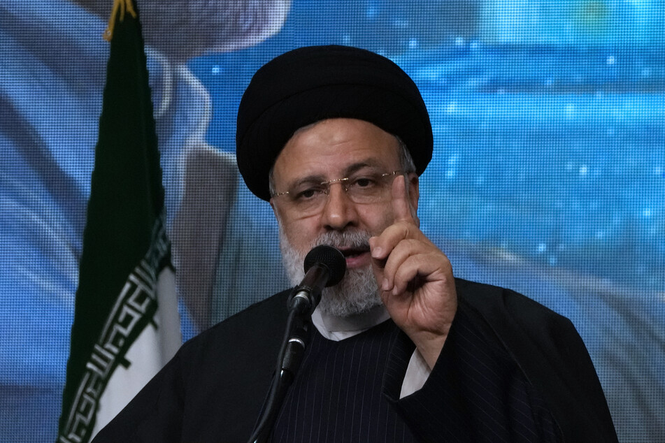 Das "Wall Street Journal" wies nach den verheerenden Explosionen daraufhin hin, dass Irans Präsident Ebrahim Raisi (63) in einer kurzen Stellungnahme auf der Plattform X zwar eine entschiedene Reaktion ankündigte, aber niemandem Schuld für den Anschlag zugewiesen habe.