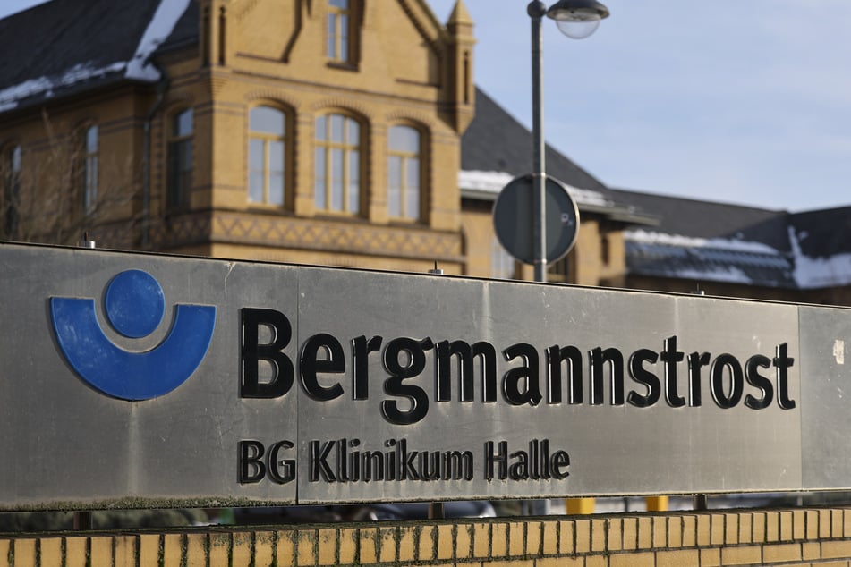 Das Klinikum Bergmannstrost in Halle nahm einen Verletzten auf. Er konnte nun wieder in seine Heimat geflogen werden.