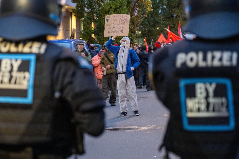 Nach einem mutmaßlichen Böllerwurf musste ein Jugendlicher medizinisch behandelt werden, wie die Polizei mitteilte.