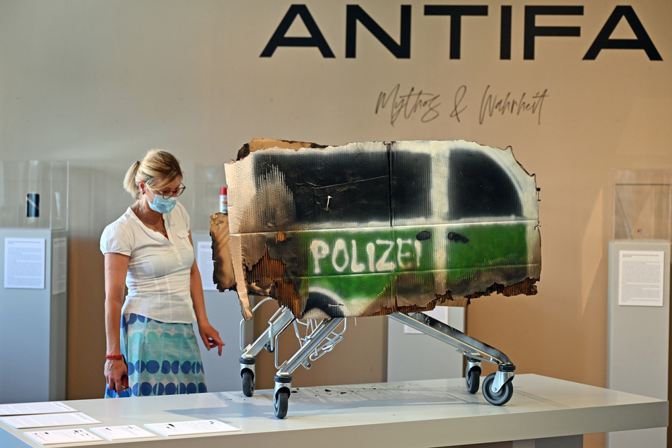 Einen Einkaufswagen als Symbol für die Eskalation der Silvesternacht in Leipzig-Connewitz stellt die Gruppe Peng! unter dem Titel "Antifa - zwischen Mythos und Wahrheit" in den Kunstsammlungen Chemnitz aus.