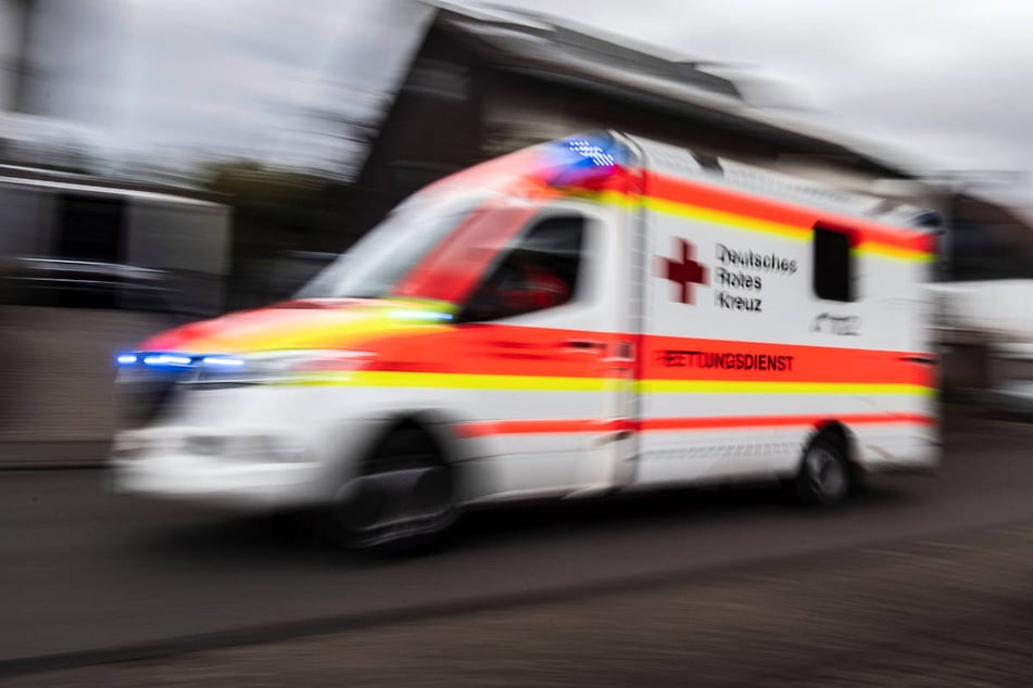 Der Rettungswagen soll sich im Einsatz befunden haben, als es zum Zusammenstoß mit dem Radfahrer gekommen ist. (Symbolfoto)