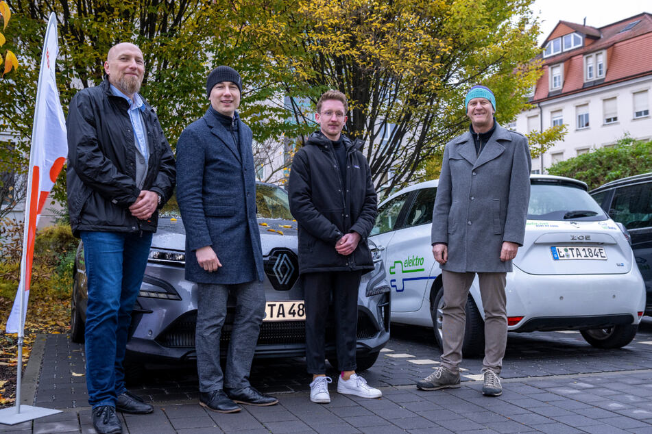 Breite Zusammenarbeit: SachsenEnergie-Abteilungsleiter Carsten Wald, (53, v.r.), "teilAuto"-Regionalleiter Marcus Buchfeld (30), Baubürgermeister Stephan Kühn (44, Grüne) und René Störr (50) von der WiD.