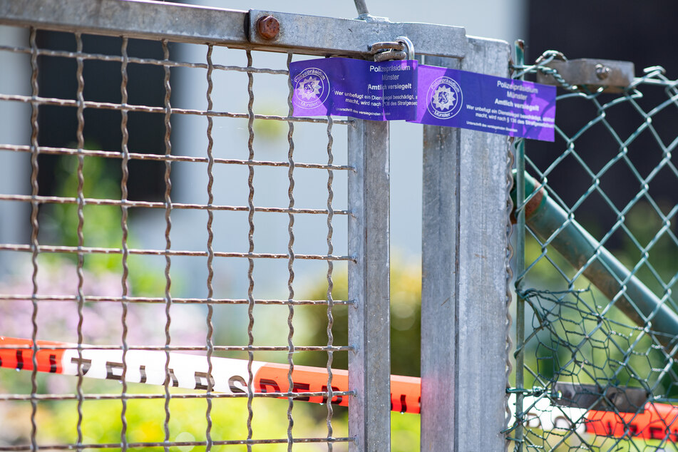 Bei den Ermittlungen nach schwerem sexuellem Missbrauch von Kindern klebt ein Polizeisiegel an dem Gartentor vor der Gartenlaube, wo der vermutliche Haupttäter Teile seiner Server-Anlage unterbrachte. Die Ermittler fanden darin u.a. noch Festplatten und Videokameras. Die Ermittler informierten am Samstag in Münster in einem mehrere Bundesländer umfassenden Fall über 11 Festnahmen und 7 Haftbefehle wegen schweren sexuellen Missbrauchs von Kindern. Das Ermittlungsverfahren laufe erst seit rund dreieinhalb Wochen, stehe also noch am Anfang, sagte der Staatsanwalt.
