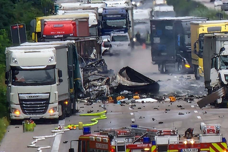Unfall A2: Explosion nach Unfall mit Gefahrguttransport: A2 voll gesperrt, mindestens zwei Tote!