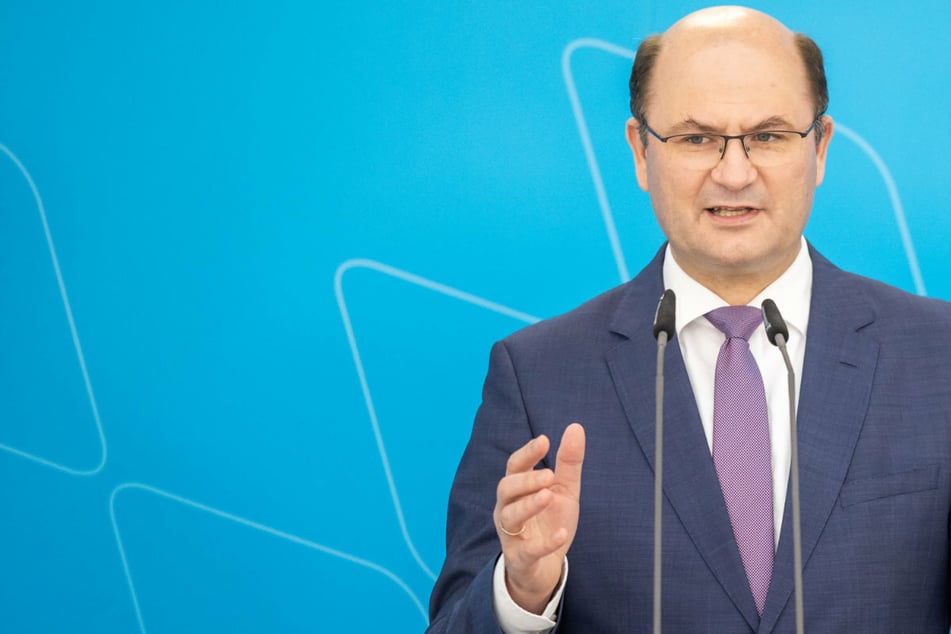 Nach Ansicht von Bayerns Finanzminister Albert Füracker (53) trägt Unions-Kandidat Laschet die Hauptschuld am schlechten Abschneiden der Schwester-Parteien.