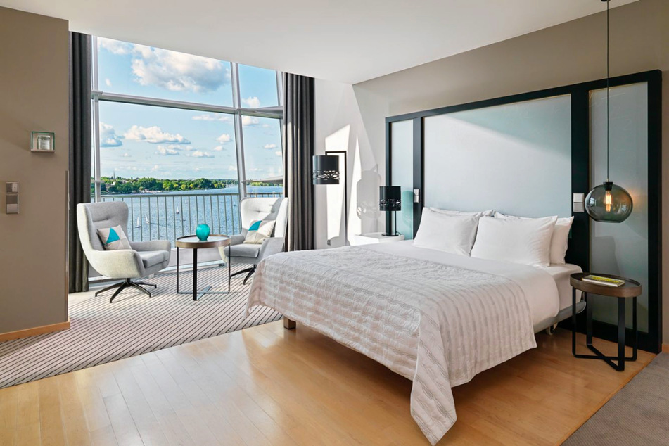 Übernachtet in einer der exklusiven Suiten mit romantischem Blick auf die Elbe.