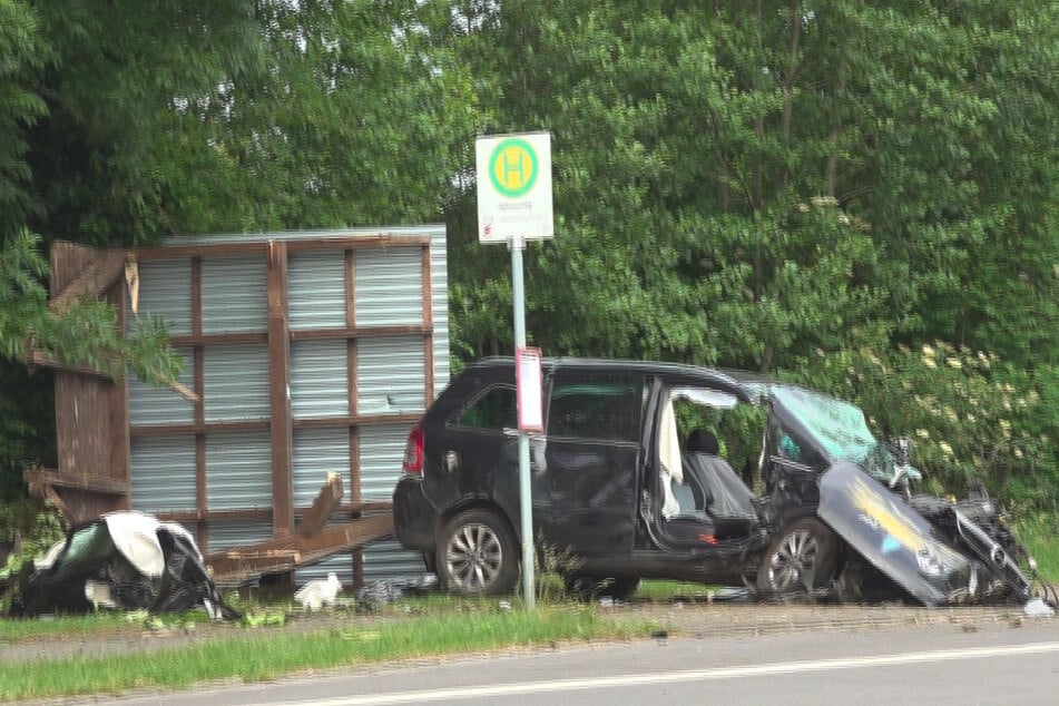 Opel will überholen und kracht in Bushaltestelle: Vier Verletzte!