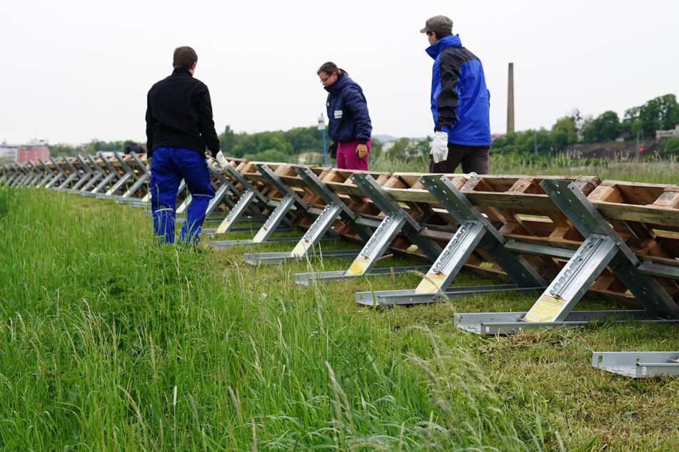 Mitarbeiter der Stadtentwässerung können binnen einer Stunde einen Schutzwall gegen mögliches Hochwasser aufbauen, um ihr Gelände flutsicher zu machen.