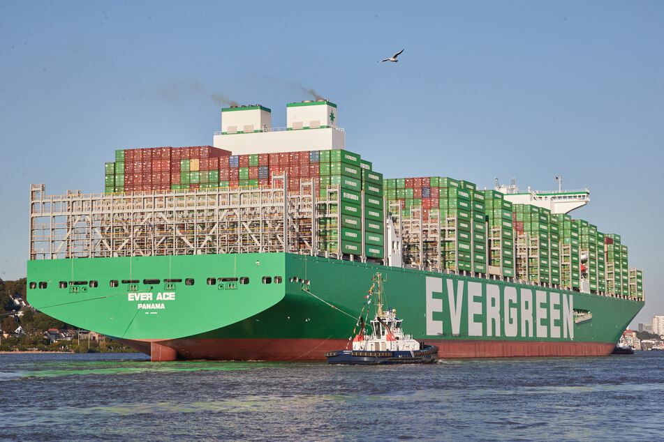 Die "Ever Ace", das größte Containerschiff der Welt, wird auf der Elbe von Schleppern in den Hamburger Hafen gelotst, um am Containerterminal Burchardkai festzumachen.