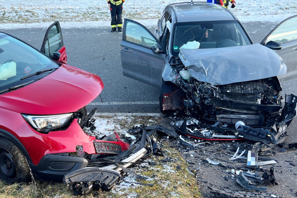 Heftiger Frontal-Crash: Mehrere Menschen teils schwer verletzt!