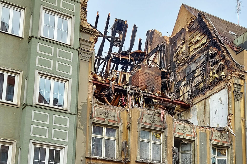 Nach dem Feuer in einem historischen Haus im Zentrum von Augsburg geht die Polizei von einem E-Scooter-Akku als Brandursache war.