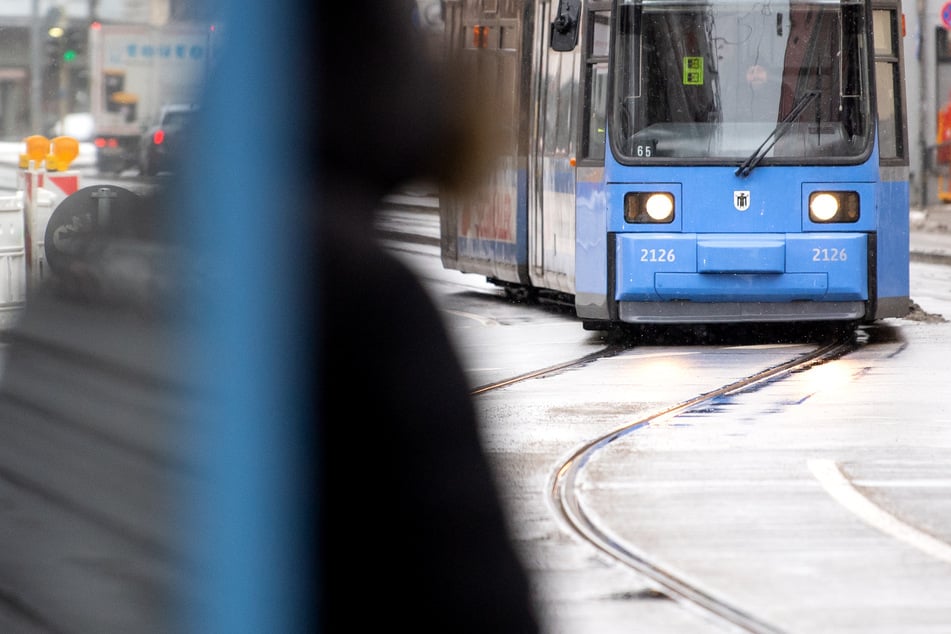 In einer Tram verletzten sich drei Fahrgäste, als die Bahn abrupt bremsen musste. (Symbolbild)