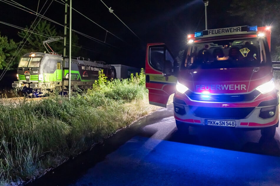 Von Güterzug mitgerissen: Frau bei Gleisüberquerung schwer verletzt