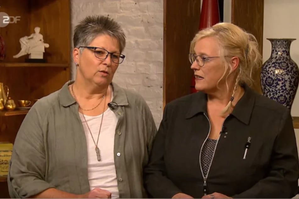 Ulrike aus Siegen (l.) und ihre Freundin Ilona wollen bei "Bares für Rares" eine knapp 100 Jahre alte Taschenuhr verscherbeln.