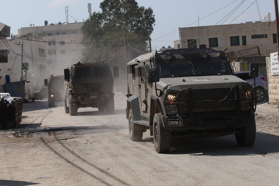 Israelische Militärfahrzeuge auf einer Straße im Westjordanland.