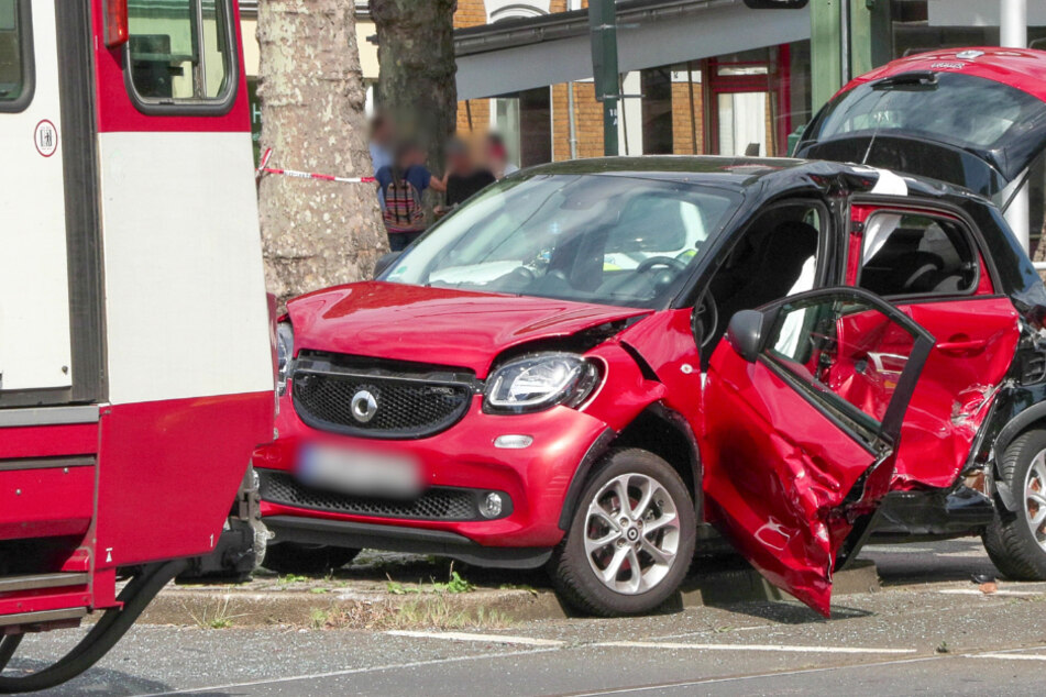 Der rote Smart des Verletzten wurde bei dem Crash ordentlich beschädigt und musste abgeschleppt werden.