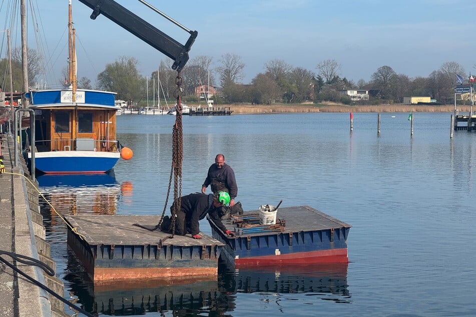 Am Freitag wurde die Schwimmplattformen (Pontons) für die Rettung vorbereitet und aufs Wasser gebracht.