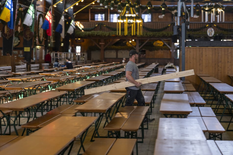 Die letzten Vorbereitungen auf der Theresienwiese laufen. Am Samstag wird die Wiesn eröffnet!