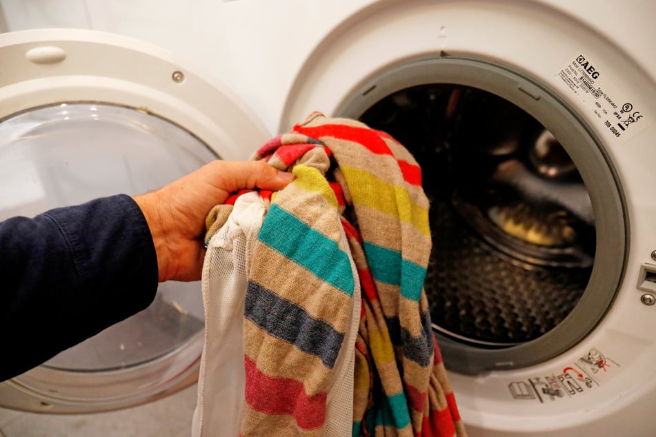 Die Achtjährige wollte sich beim Spielen in der Waschmaschine verstecken. Das erwies sich als keine gute Idee. (Symbolbild)