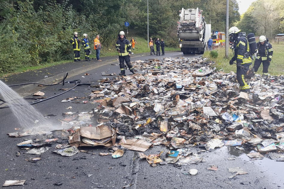 Abfall aus Müllauto fängt Feuer: Fahrer handelt geistesgegenwärtig