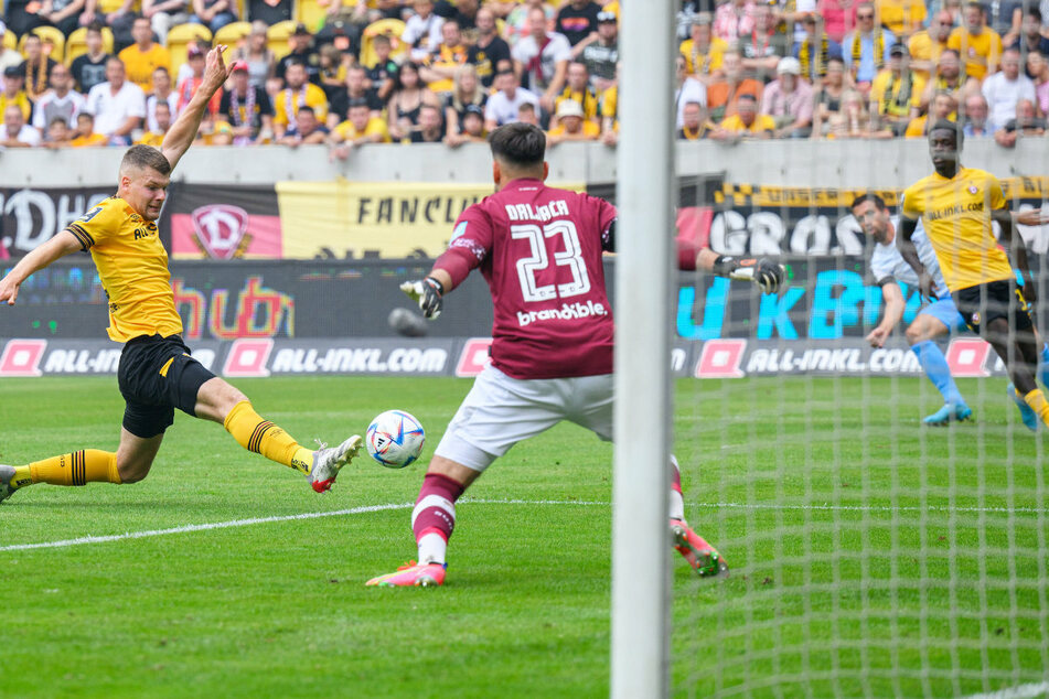 Nackenschlag! Kevin Ehlers (l.) von Dynamo Dresden wollte klären, traf beim Versuch aber ins eigene Tor zum 1:0 für den TSV 1860 München.