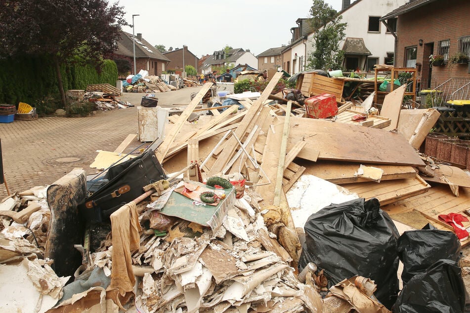 In Erftstadt liegt nach der Unwetter-Katastrophe noch immer viel Sperrmüll auf den Straßen.