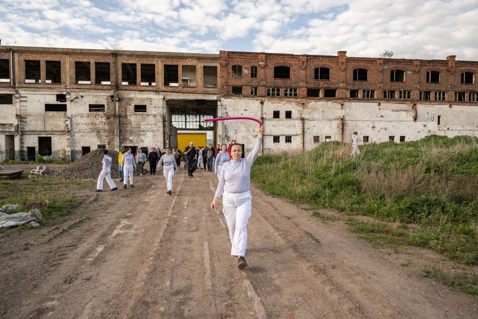 Das Festival wurde mit der Uraufführung "Industrial Mechthild" auf dem ehemaligen Schwermaschinenbau-Gelände in Buckau eröffnet.