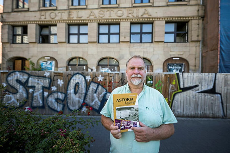 Glaubt nicht, dass das "Astoria" wieder ein Hotel wird, "vielleicht aber die teuersten Eigentumswohnungen der ganzen Stadt in bester Citylage": Stadtführer und Buchautor Henner Kotte (58) mit seinem neuen "Astoria"-Buch.