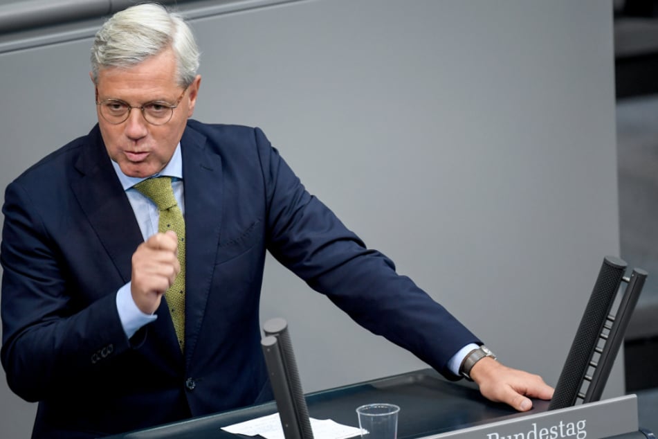 Norbert Röttgen (CDU) spricht bei der 164. Sitzung des Bundestags. Der Bewerber um den CDU-Vorsitz plädiert dafür, Hilfen aus dem geplanten europäischen Wiederaufbaufonds an konkrete Projekte zur Modernisierung der Volkswirtschaften zu knüpfen.