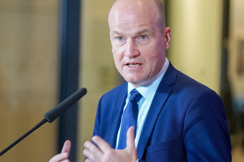 Ralph Brinkhaus, Vorsitzender der CDU/CSU-Bundestagsfraktion, gibt vor Beginn der Fraktionssitzung seiner Partei im Bundestag ein Pressestatement.